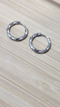 Créoles torsadées argentées 12 mm