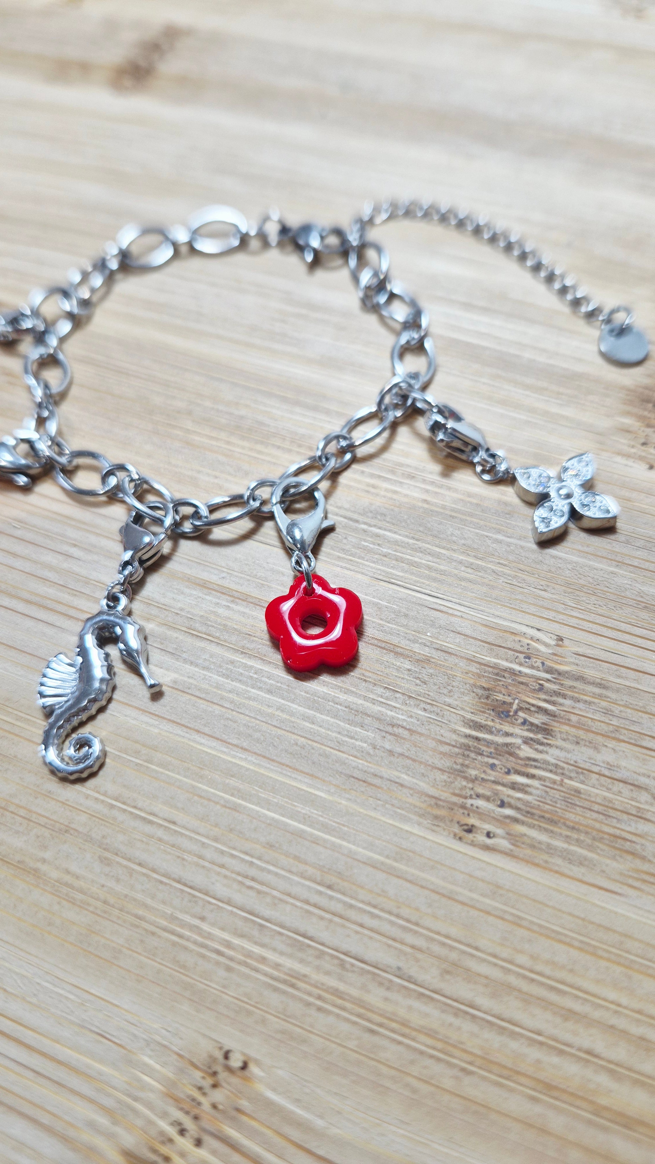 Bracelet argenté charms fleurs rouges