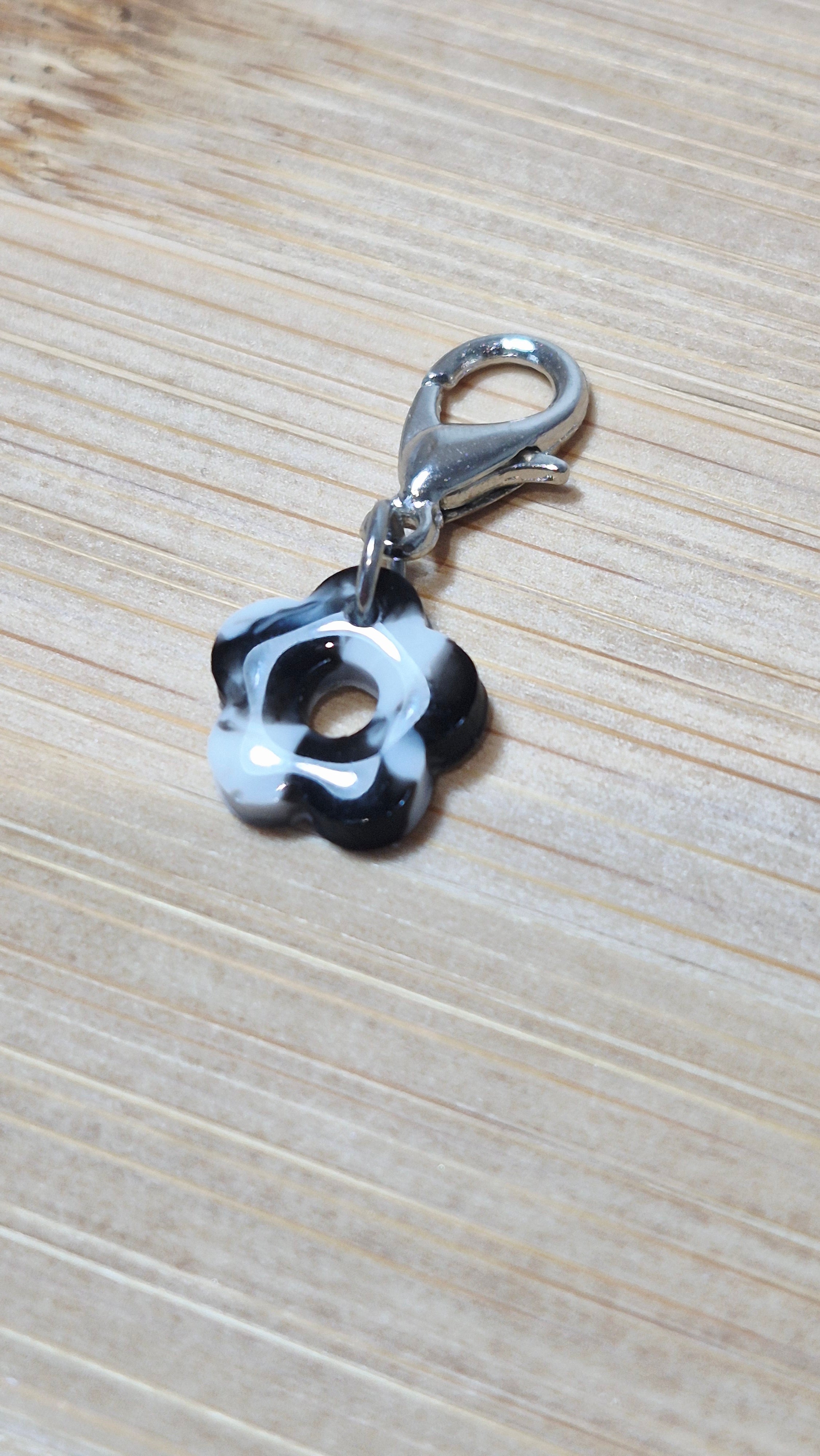 Fleur marbrée noir et blanc