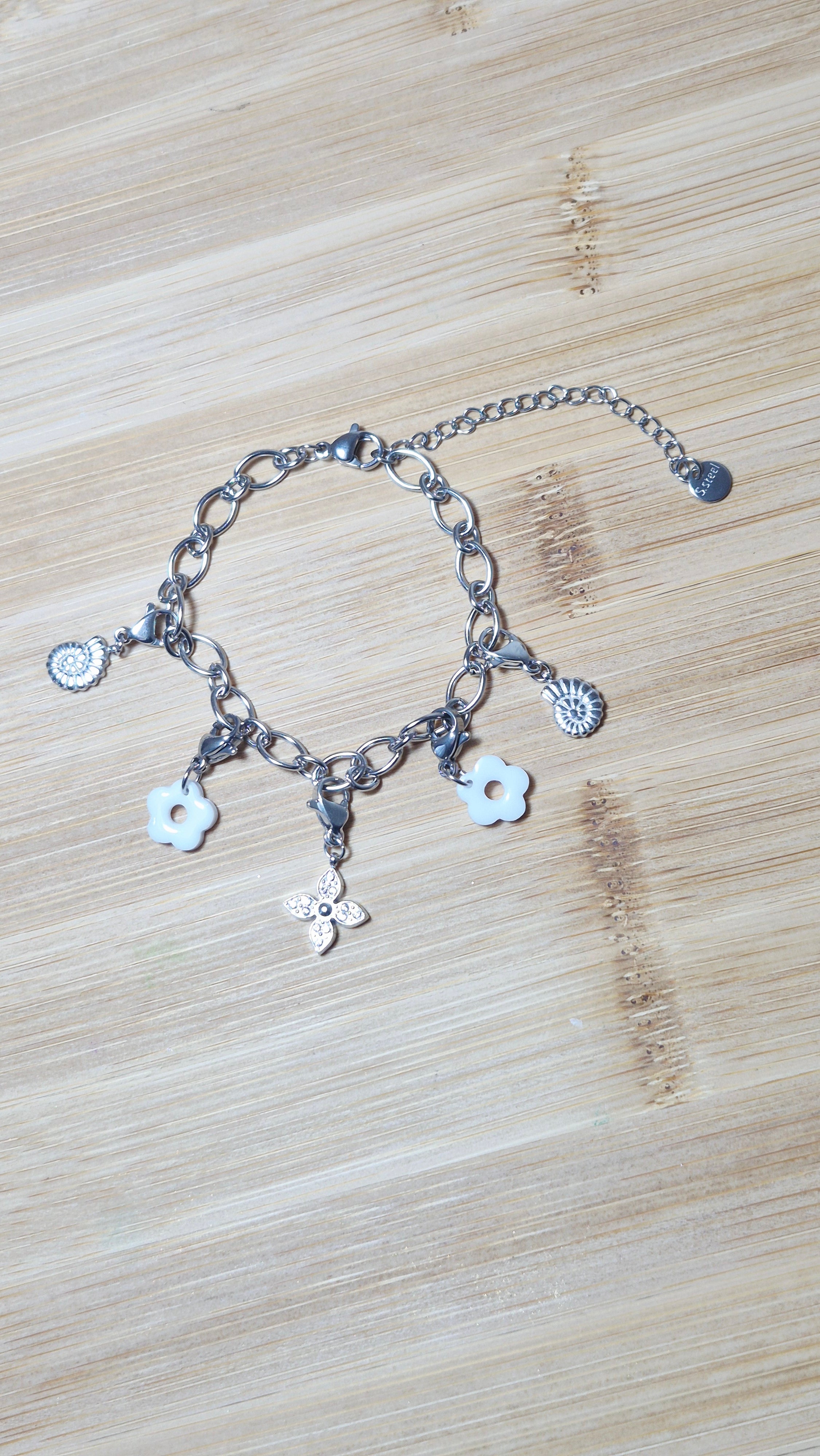 Bracelet argenté charms blancs