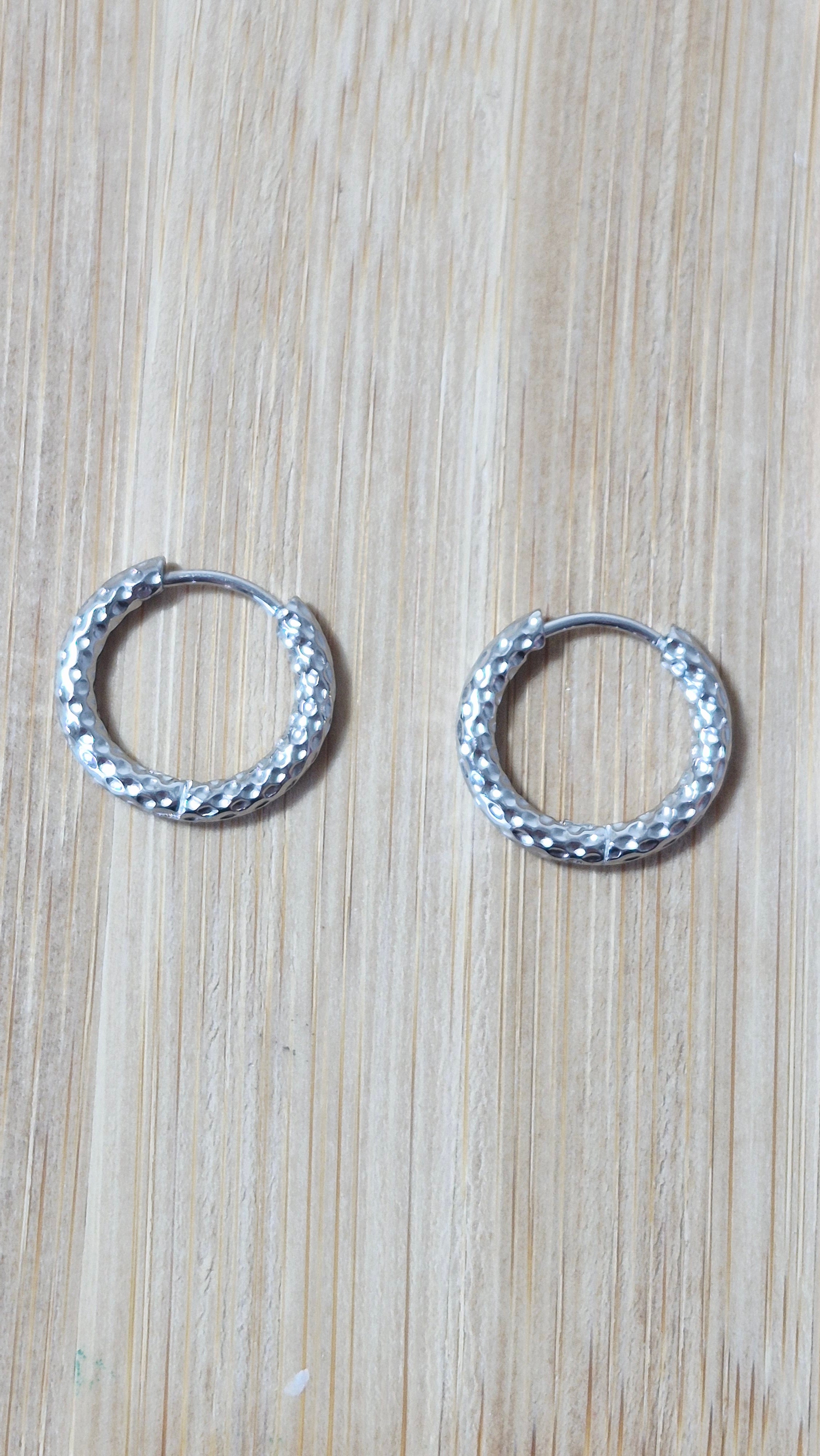 Créoles martelées argentées 12 mm