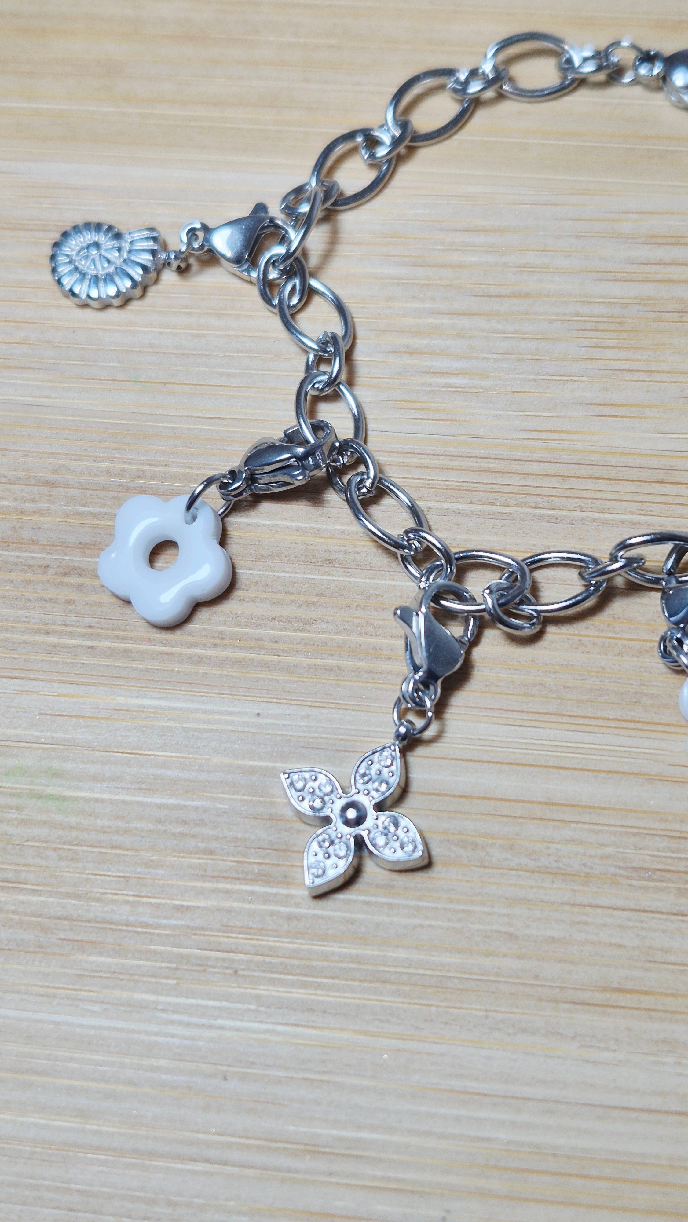 Bracelet argenté charms blancs