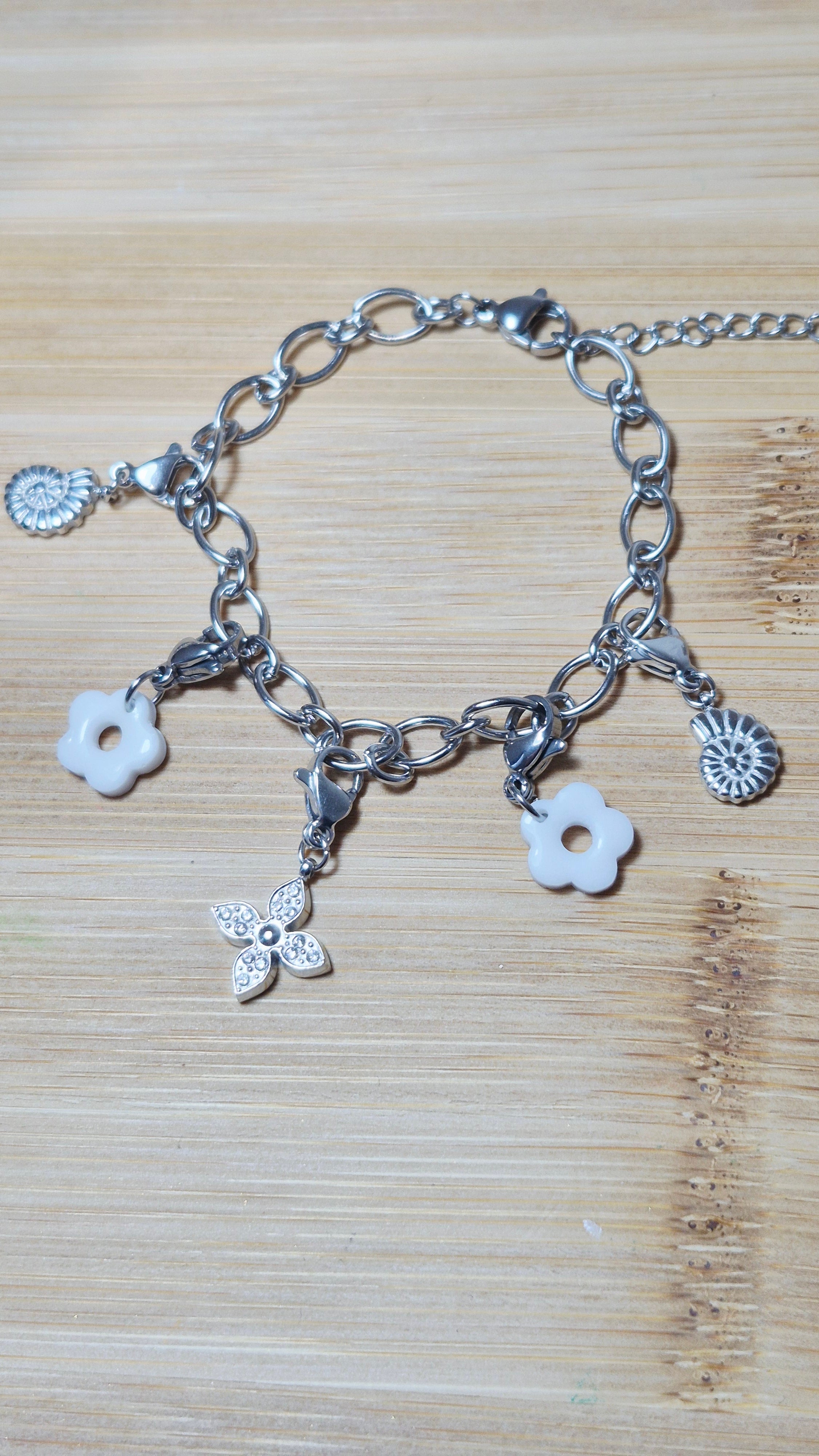 Bracelet argenté charms blancs
