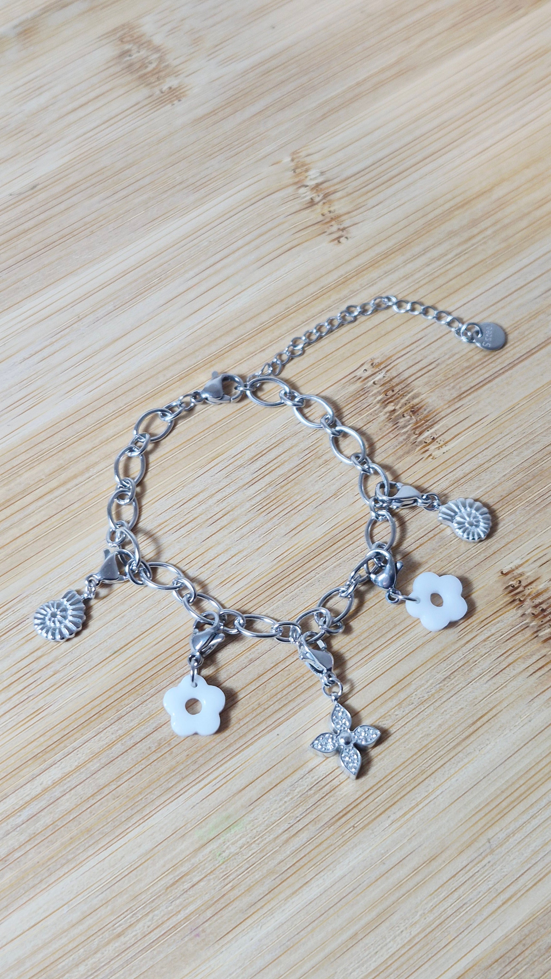 Bracelet argenté charms blancs