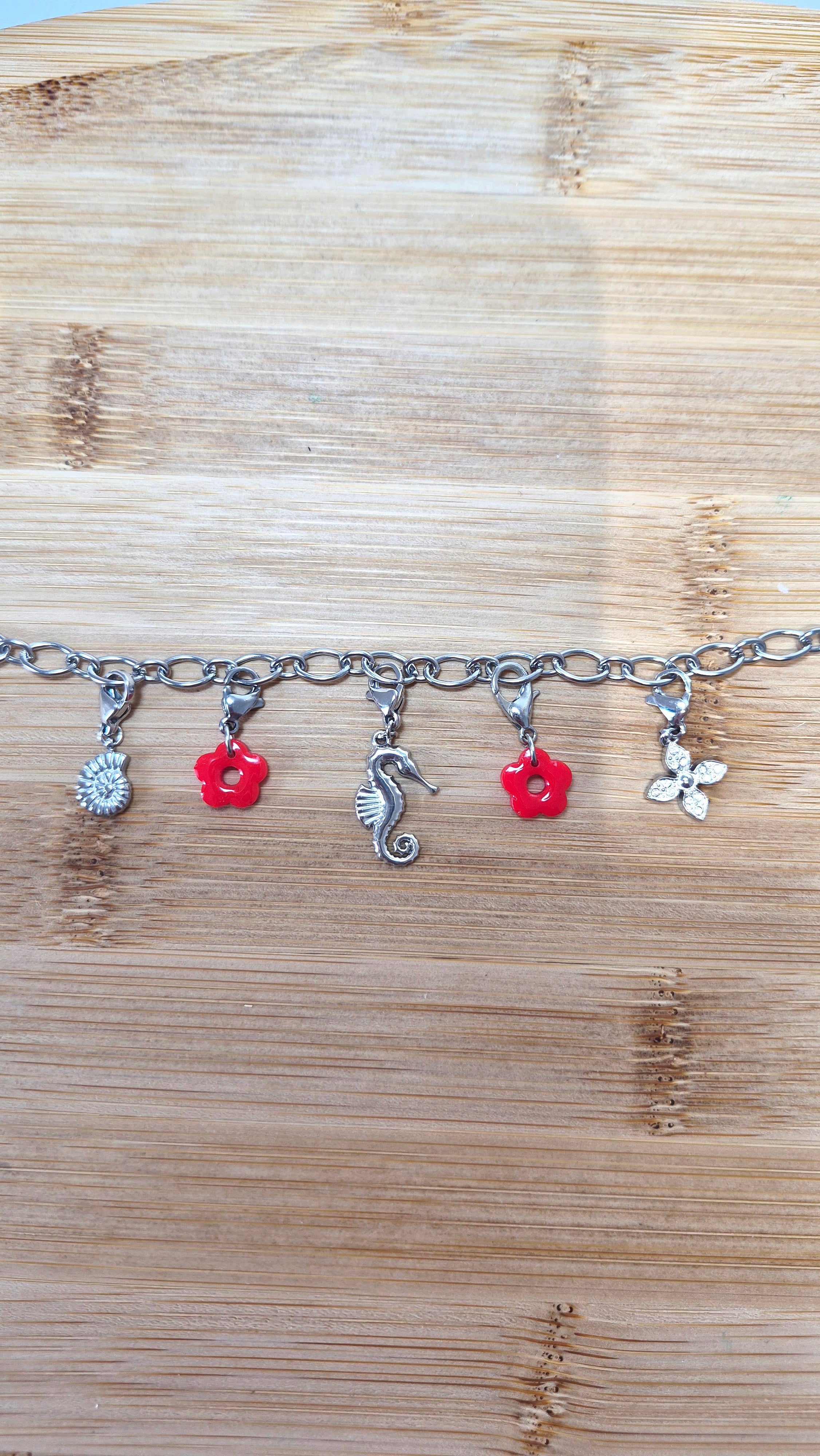 Bracelet argenté charms fleurs rouges