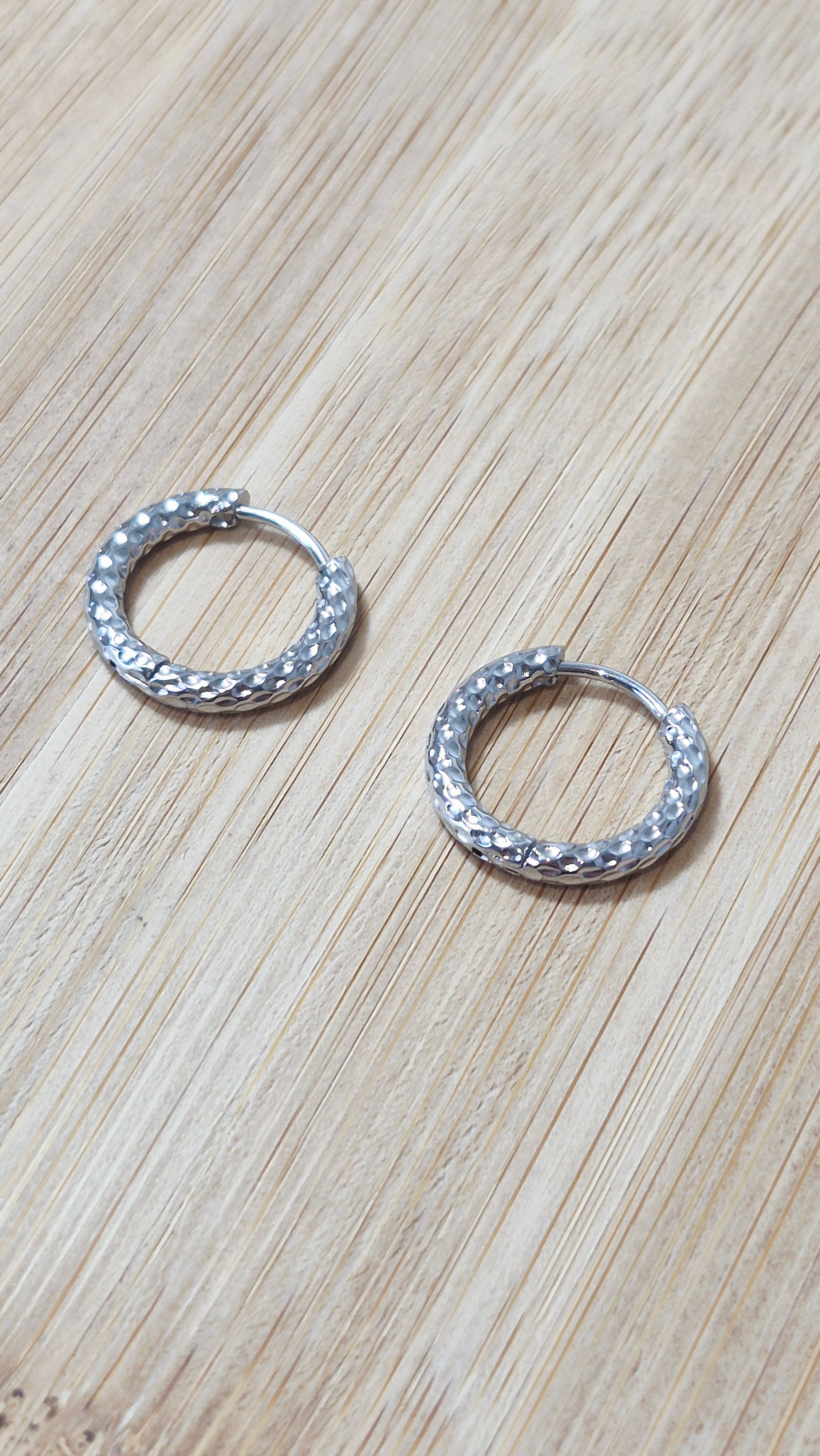 Créoles martelées argentées 12 mm