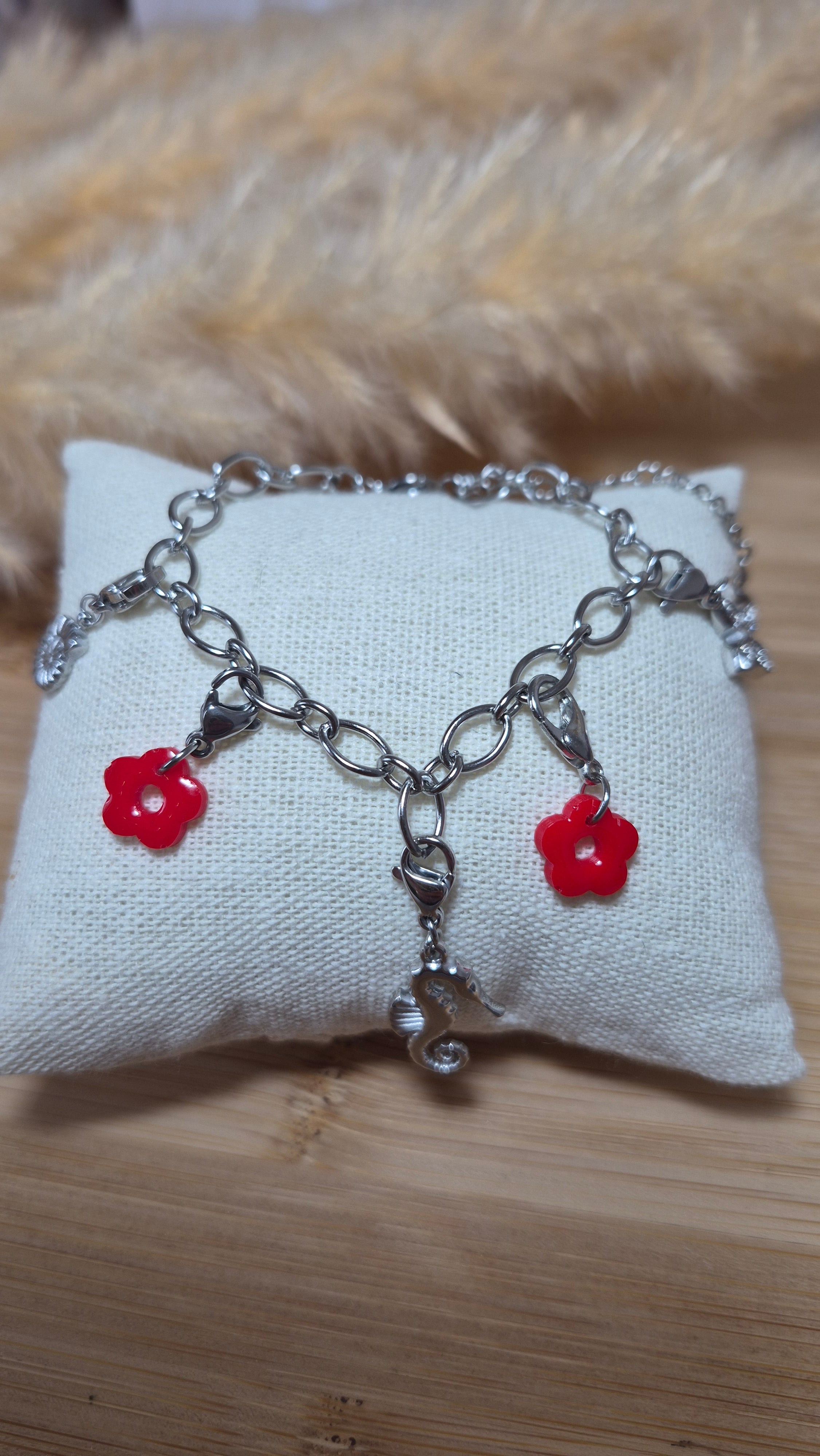 Bracelet argenté charms fleurs rouges