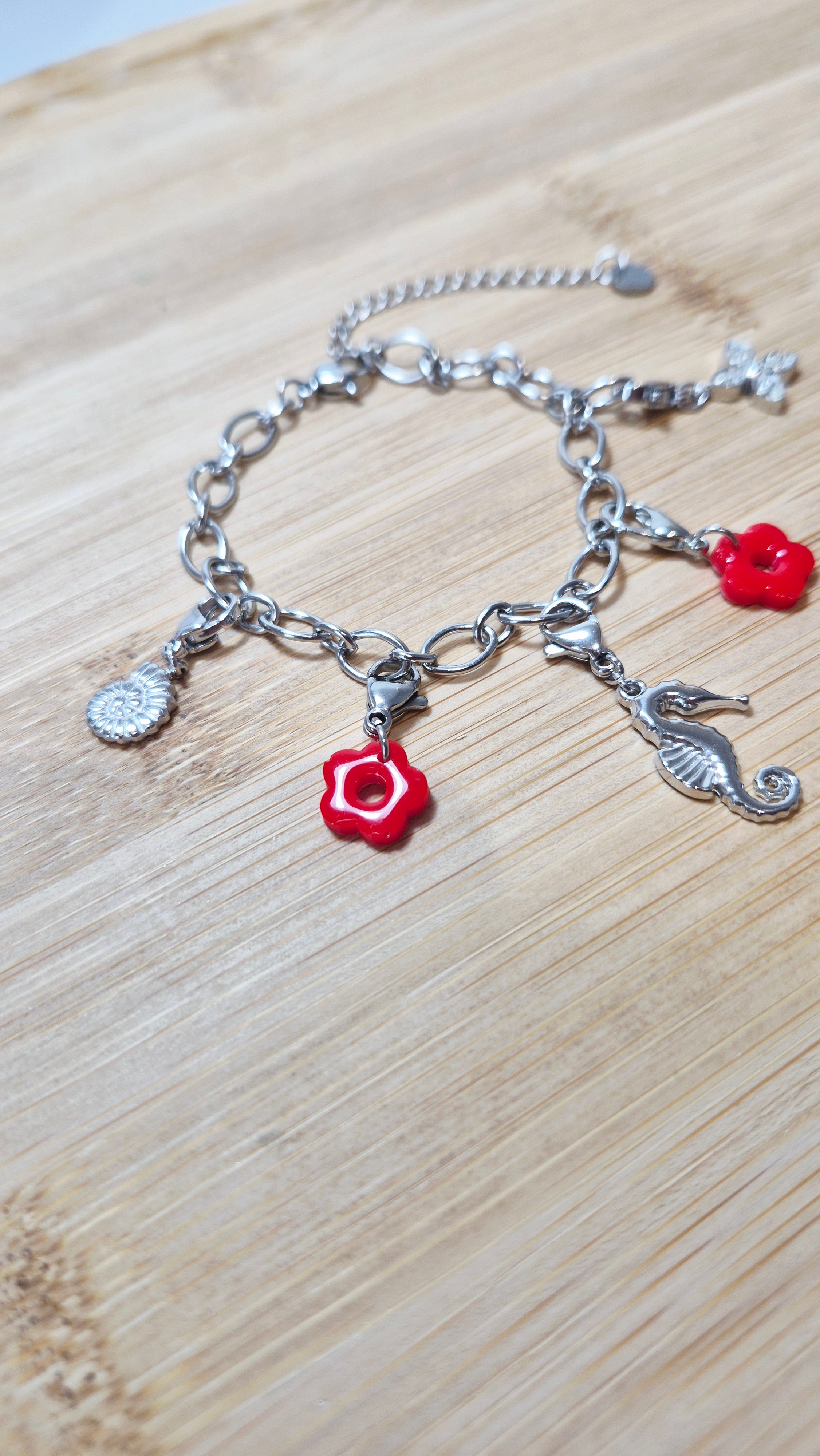 Bracelet argenté charms fleurs rouges