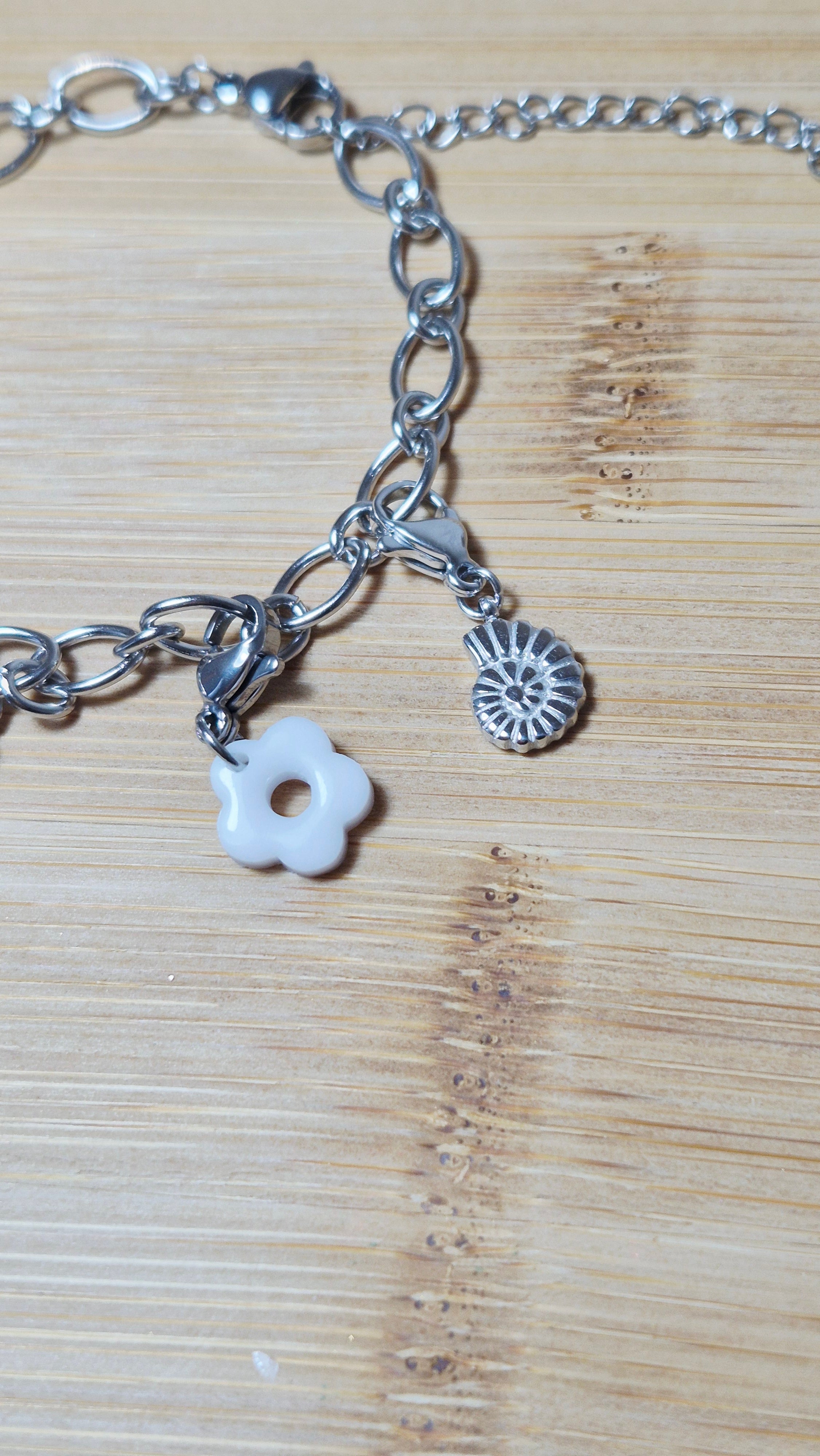 Bracelet argenté charms blancs