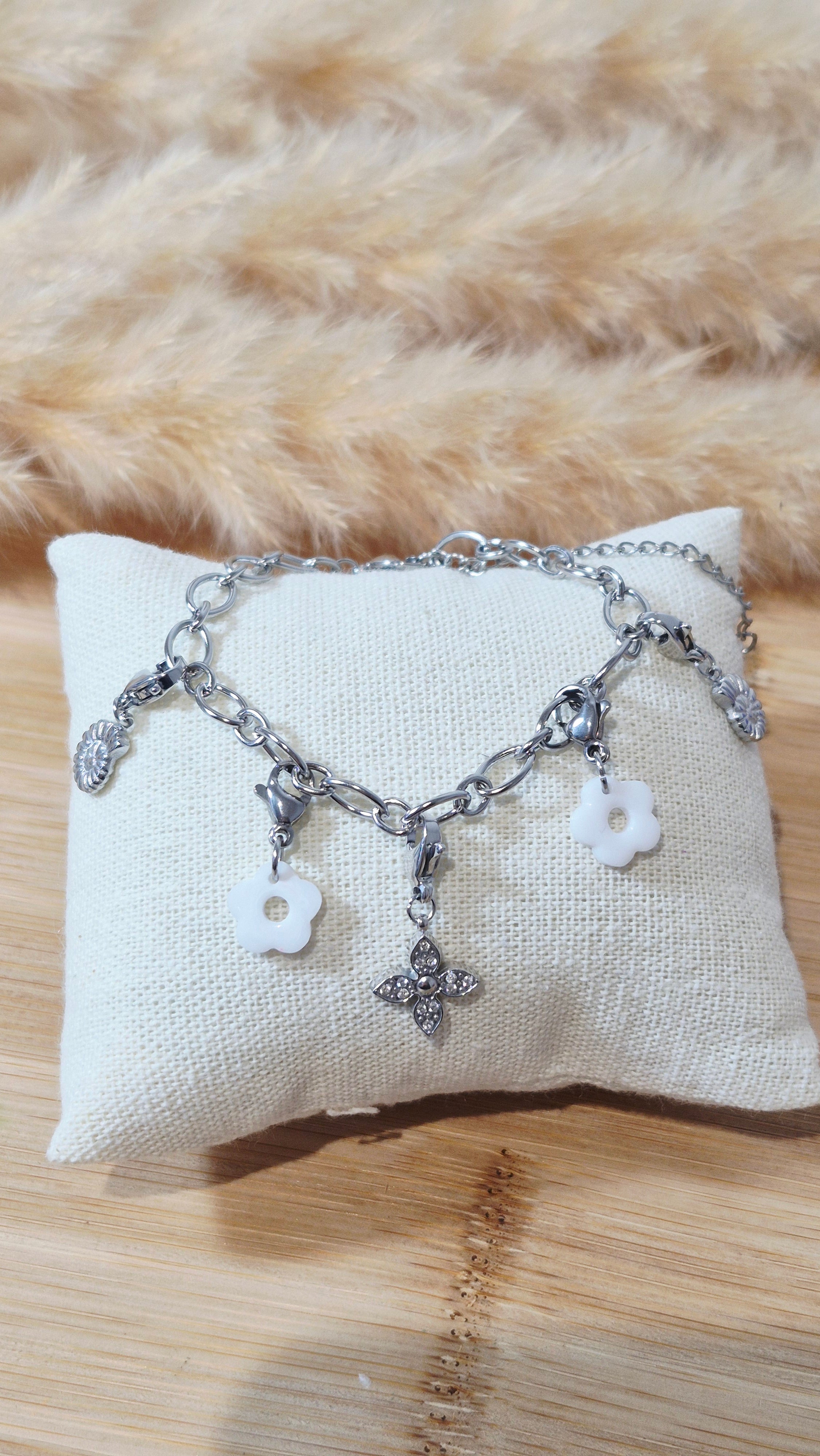 Bracelet argenté charms blancs